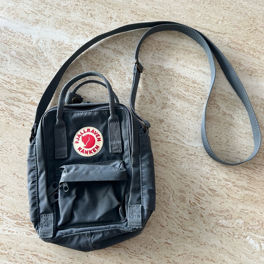 Kånken Graphite Sling Bag